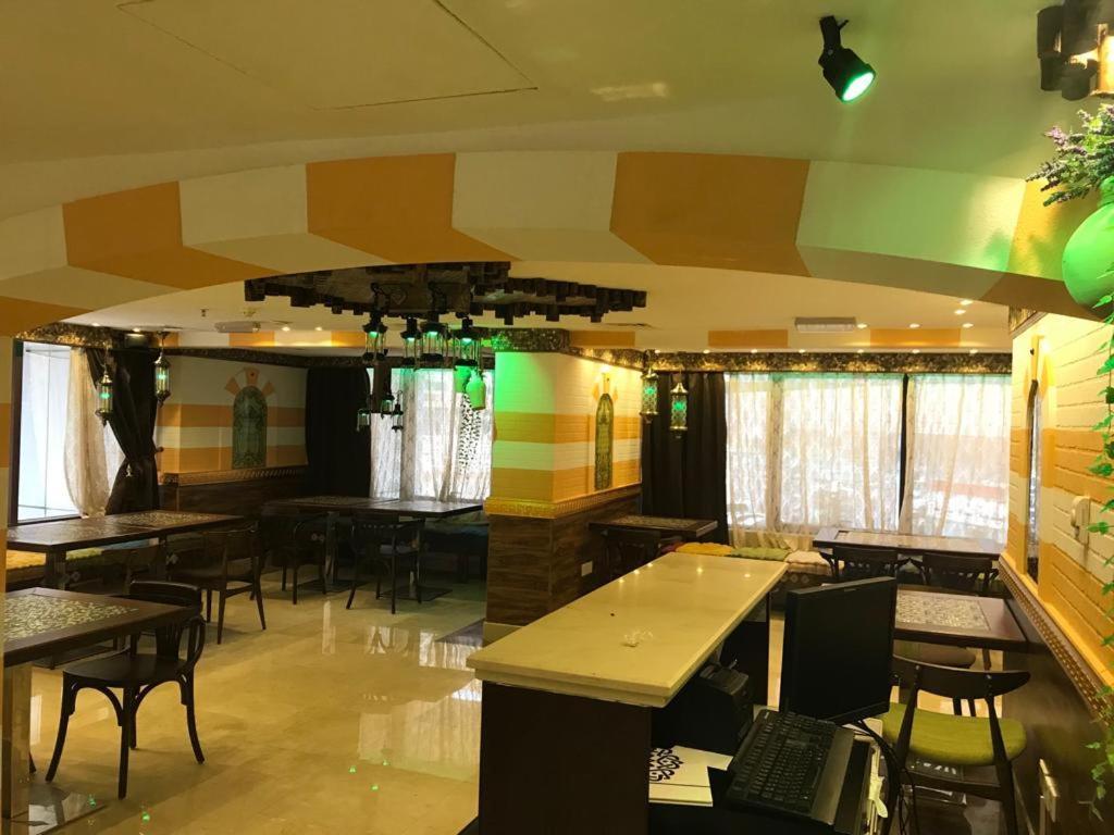 אבו דאבי Trianon Royal Hotel מראה חיצוני תמונה